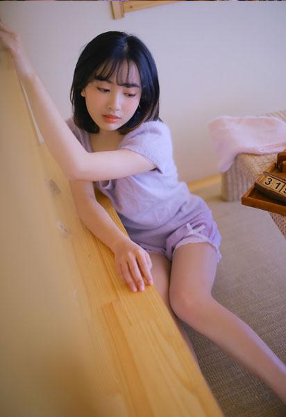 小保姆在厨房做饭